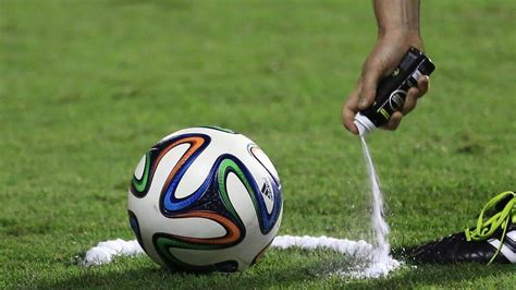 Alasan sebenarnya di balik semprotan tendangan bebas sepak bola