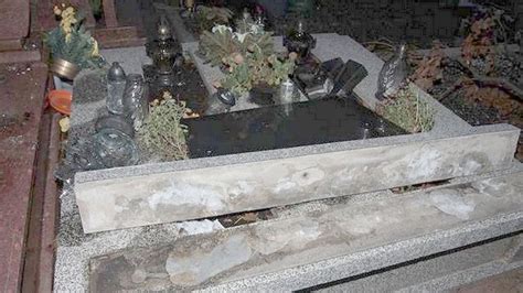 Zbezcześcili i zdemolowali cmentarz