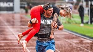 Man breaks a world record while carrying his wife