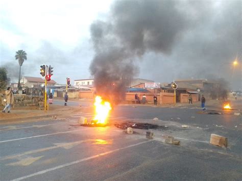 Tembisa on fire: Roads burn, traffic blocked during SHUTDOWN protests