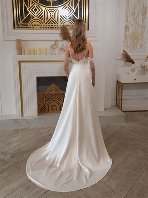 Off the shoulder sheath wedding gown | Honestweddingadvice.com - wedding dress with shoulder sleeves