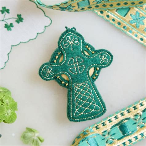 Celtic Knot Cross Ornament, Handmade Felt Irish Symbol Charm, Festive ...