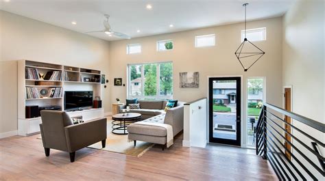 Creative Strategies for Arranging Furniture in a Bi-Level Living Room to Maximize Space and Flow ...