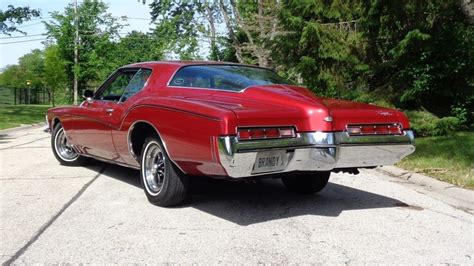 1971 Buick Riviera GS Gran Sport in vintage red with 455 engine sound