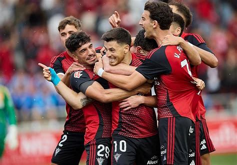 El año del Mirandés: el equipo que sobrevivió al descenso y ahora sueña ...