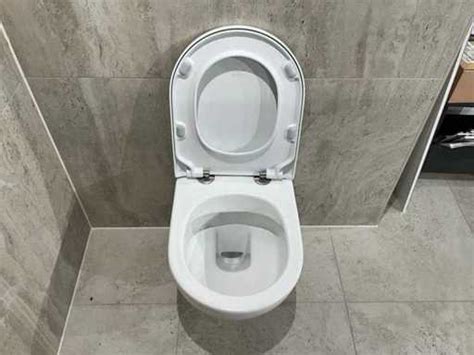 Villeroy & Boch - SUBWAY 2.0 - Wall-mounted toilet with toilet seat ...
