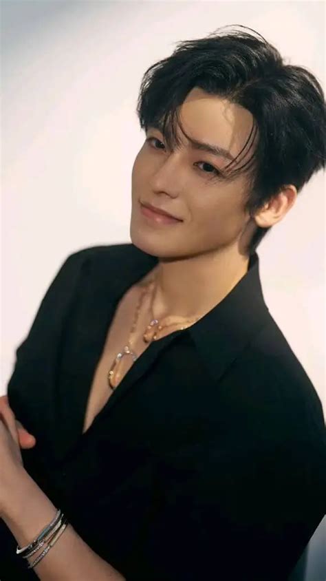 Chat with HOU MINGHAO - text or voice, Enjoy AI Chat Free & Safe