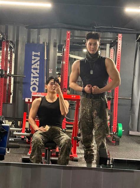 BTS V flaunts his muscles in the viral photo with Song Kang in military ...