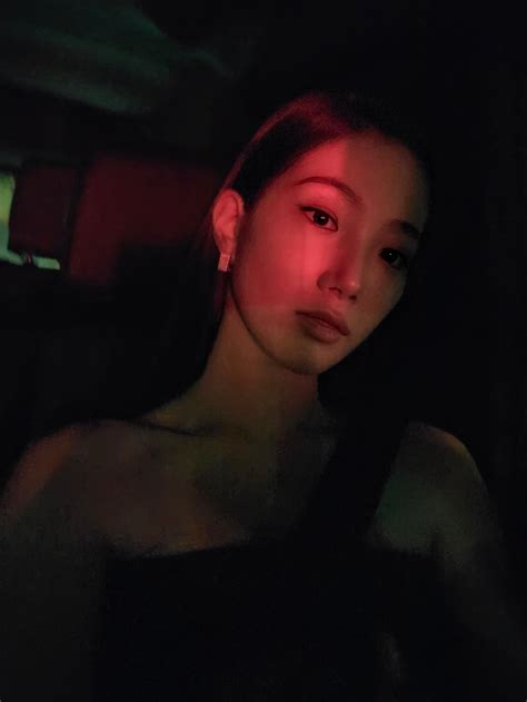 LE SSERAFIM Community Post - 핸드폰 밝히 올리면 나타나는 셀카😗 - KAZUHA