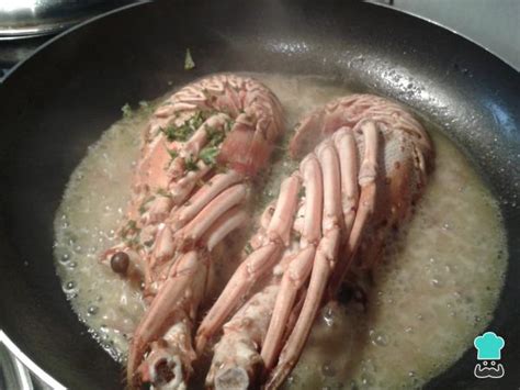 Langosta al vino con tocino y perejil