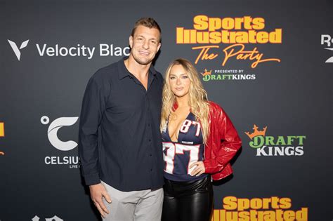 Rob Gronkowski's supermodel gf Camille Kostek shows off fur coat and ...