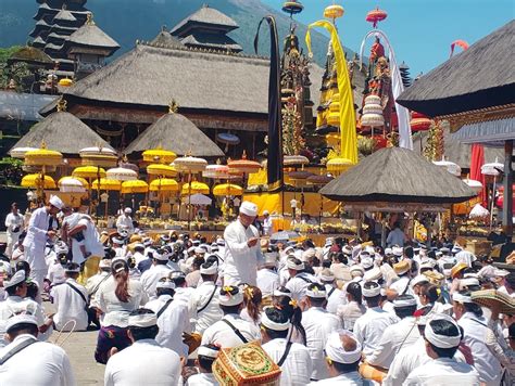 Upacara Piodalan Pura di Bali Minggu (25/10), Cek Jadwal & Lokasinya ...