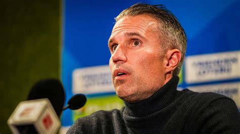 Venijnige Van Persie bijt van zich af tijdens verhitte persconferentie ...
