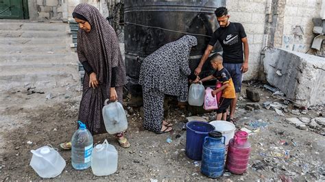 Israel-Gaza war: Netanyahu accuses Starmer of siding with Hamas - BBC News