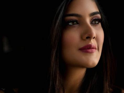 Jaipur Former Model Dies in Car Accident | Divider Crash