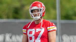 Travis Kelce dunks football after scoring touchdown at camp | Kansas ...