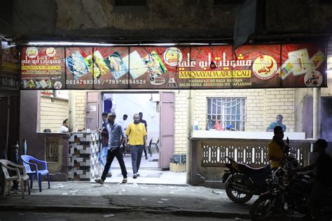 A Yemeni Chef Keeps the Taste of Home Alive in Somalia | IOM Storyteller