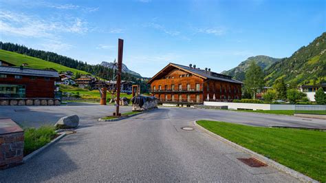 Lech Austria evening walk through a luxury alpine resort (4K)