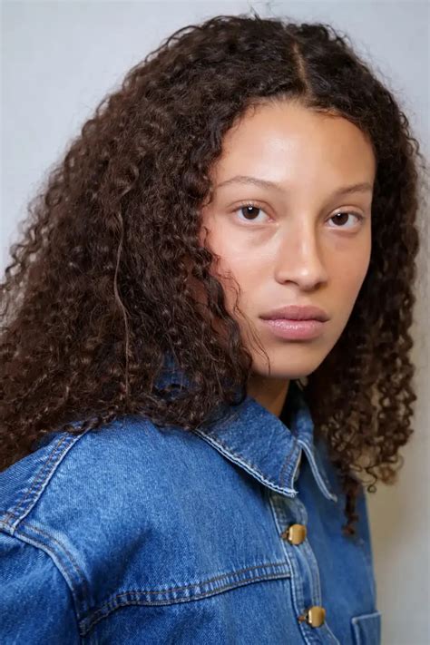 Cómo cuidar el pelo rizado cuando llueve