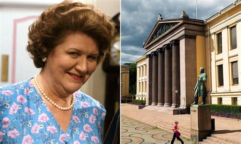 Hyacinth Bucket was right! Social climbing may reduce the risk of an ...