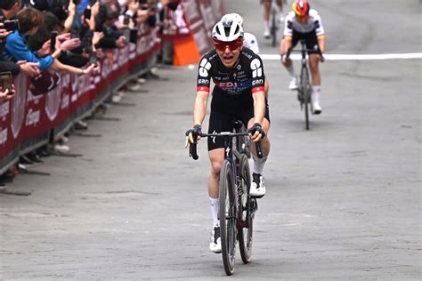 Elise Chabbey stuns at Strade Bianche in tense tactical finale