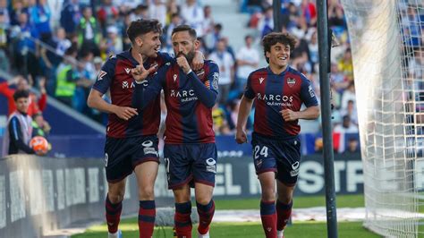 El Levante abre brecha goleando al Zaragoza - AS.com