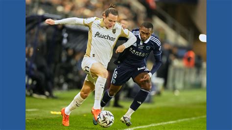 Lens moves 1 point behind PSG in French title race after beating Metz 3 ...