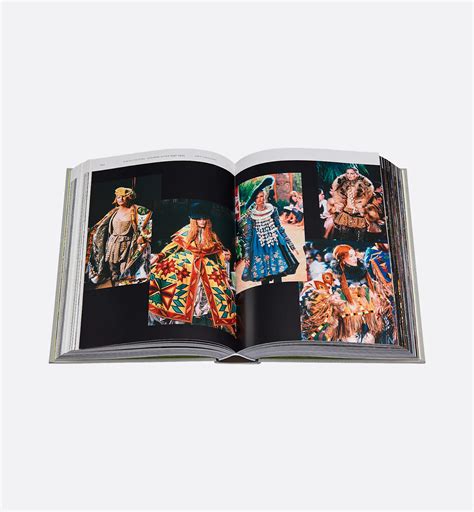 Book: Dior Défilés French Version | DIOR
