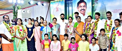 50 ஜோடி ஏழை-எளிய மணமக்களுடன் தனது மகள் திருமணத்தை நடத்தும் முன்னாள் ...