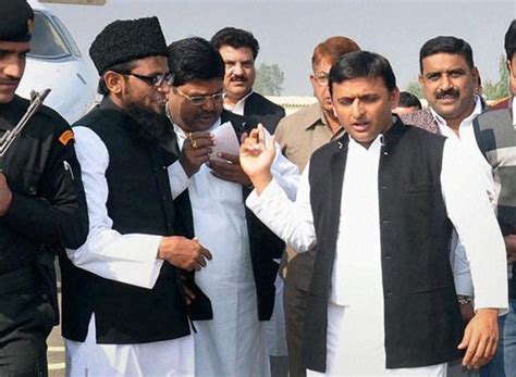 Black flags greet Akhilesh in Muzaffarnagar, UP CM says riots saddening ...