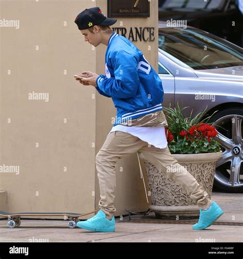 Justin Bieber Texting