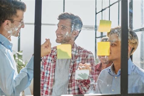 Business People Divided by Wall 的图像结果