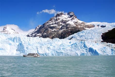 在前面的游船佩里托莫雷诺冰川 图库摄影片. 图片 包括有 海运, 前面, 冰山, 拉各斯, 冰川, 途径 - 42519537