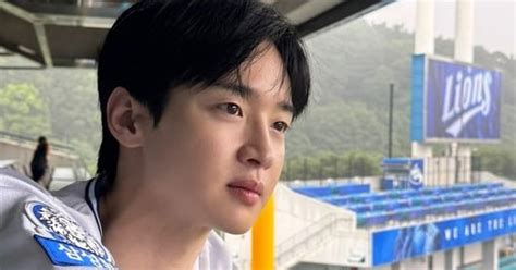 Actor Jang Dong-yoon throws first pitch at Samsung Lions Park amid rain ...