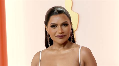 Mindy Kaling shows off dramatic 40-lb weight loss in Oscars cut-out ...
