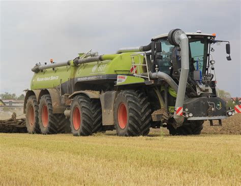 30 Kubik Gülle aufgesattelt: Xerion mit SGT-Fass im Test | agrarheute.com
