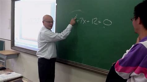 最好的我们：数学老师利用课余时间给同学们讲物理试卷_新浪新闻