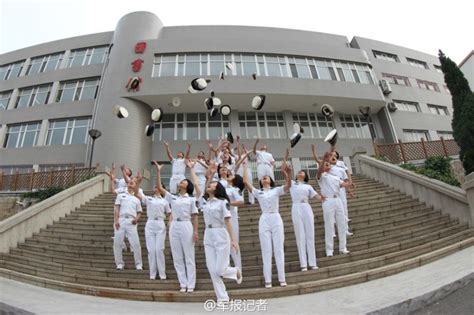 海军大连舰艇学院学员毕业 可爱妹子扔帽庆祝 - 视点聚焦 - 福建妇联新闻