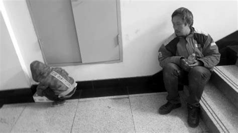 男子抱残疾孩子乞讨被疑是人贩 称愿送人寄养(图)_央广网