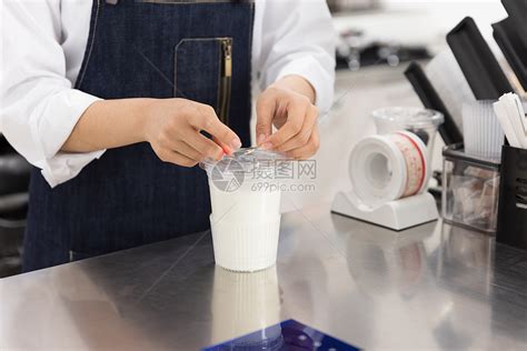 饮品店女性服务员制作奶茶高清图片下载-正版图片501753025-摄图网