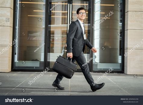 Businessman Walking 的图像结果