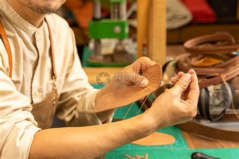 中年男性皮匠手工缝制皮带细节高清图片下载-正版图片501676429-摄图网