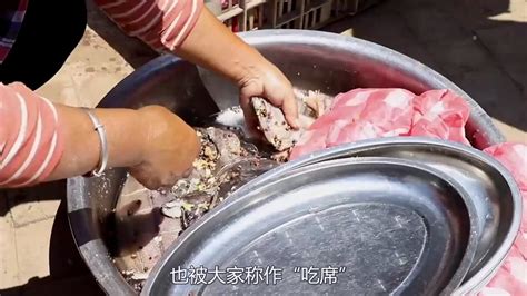 海南大厨露天做流水席，一桌13个菜铁锅炒粉是特色，烤乳猪是标配【麦总去哪吃】