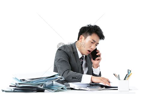 商务男性一边打电话一边工作高清图片下载-正版图片501543375-摄图网
