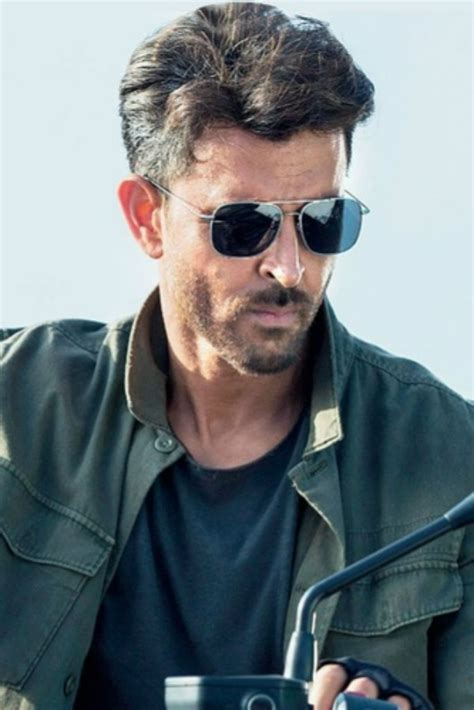 Hrithik Roshan’s Bio, Age, Relationships, Latest Buzz, Photos & Videos