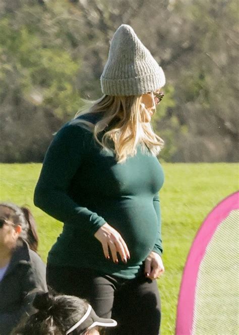 Pregnant Hilary Duff : r/PregCelebs