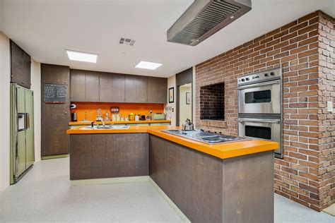 Iconic 'Brady Bunch' house sold to new owner 4 years after renovation ...