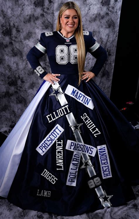 Kelly Clarkson Pays Tribute to Dallas Cowboys in Striking Football ...