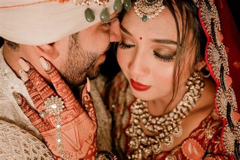 215+ Best Couple Poses to Add to Your Wedding Album Now