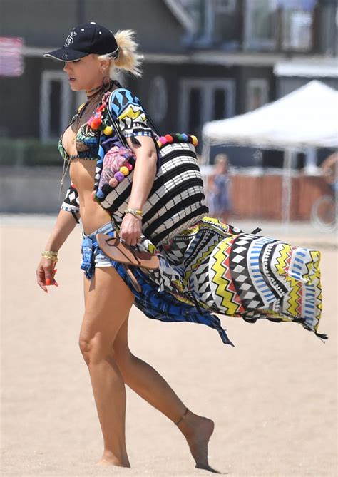 Gwen Stefani Shows Her Bikini Body - New Port Beach, CA 07/30/2017 ...